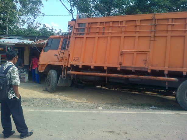 Truk yang menabrak warung warga di Bungo